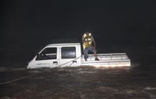 德江男子夜间行车 视线模糊冲进洪水