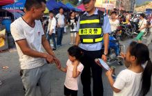 小女孩“香会”走失  德江交警帮其找回家人