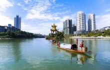 碧绿锦江一抹红