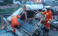 大风天气太阳能被风吹倒悬挂半空 松桃消防紧急拆除