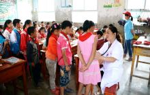 德江县人民医院与德江大学生支教队开展义诊活动