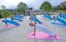 松桃举行全民健身日 快乐练瑜伽