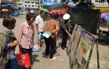 万山交警利用赶集日向村民送上交通安全知识“大餐”