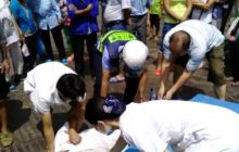 老人街头昏倒 交警及时救援