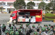 贵州万山“消防进军训” 1000余名新生体检火场逃生