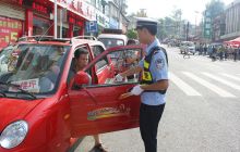 “三伏”高温持续，万山交警执勤巡逻“保安全”