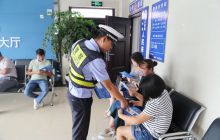 万山交警大队依托违反处理窗口宣传“交管12123手机APP