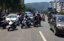 万山交警严查整治摩托车违法行为