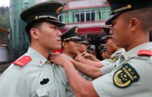 挥泪别战友 浓情送老兵——贵州碧江5名退伍老兵踏上返乡路