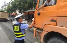 万山交警严查货车违法行为“保安全”