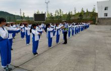 万山交警进学校做好交通手势“第一操”