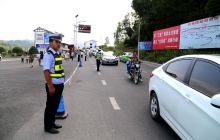 德江交警为“欢乐乡村行•美丽高家湾”第二届旅发大会安全保畅