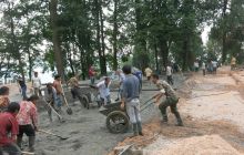 苗乡村民有困难  驻村干部来帮忙