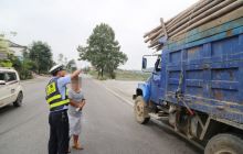  万山交警当场查获一辆违法货运车辆