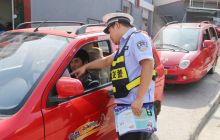 万山交警深入辖区客运站开展交通安全知识宣传教育活动