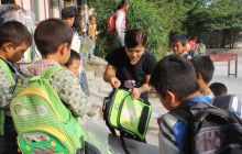 沿河：爱心人士到思渠镇荷叶光荣两村小学送温暖