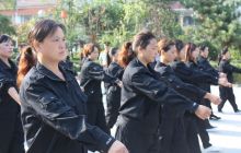 沿河开展城管队员文明执法军事训练