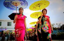 铜仁市50多名旗袍协会成员到玉屏郭家湾村上演旗袍秀