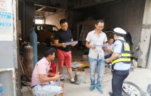 万山交警进社区宣传交通安全知识