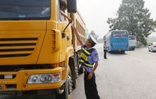 万山区交警大队开展货车非法改装超限超载治理工作