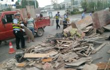 货车超高超长木板掉落  万山交警保畅通