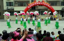 碧江区文化馆组织各健身站走进谢桥敬老院为孤寡老人和留守儿童慰问演出