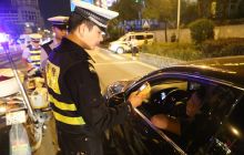 万山交警大队国庆假日酒驾整治不放松