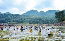 松桃盘石镇当造村举行苗族捕捞文化节活动