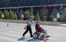 万山交警国庆期间坚守岗位，保辖区内道路安全畅通