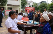 德江县红十字会九九重阳送医送药到煎茶敬老院