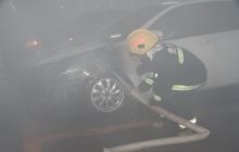 地下车库轿车起火危及邻车 印江消防及时扑救