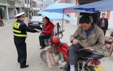 万山交警进乡镇宣传交通安全知识