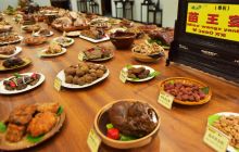 松桃苗家汉子花12年筹办一席数千万元的“苗王长桌寿宴”