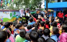 德江交警到幼儿园宣讲交通安全知识