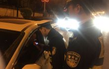 万山交警从严整治夜查酒驾保平安