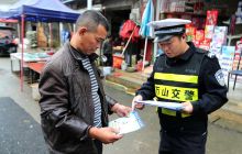 万山交警进社区宣传交通安全知识