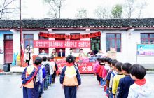 铜仁网站携手爱心人士走进石阡县春锋小学