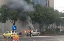 一辆汽车自燃 万山交警消防联合扑火