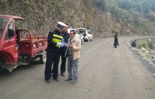 万山交警下乡整治宣传两不误