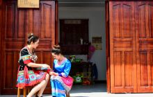 我是陈婉君、郑璇，我们在玉屏老寨记录发展的足迹