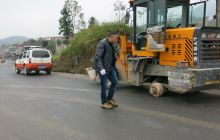 一装载机行驶506县道后轮掉落 松桃路政及时救援