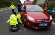 小车突然在高速上爆胎  交警紧急救援暖人心