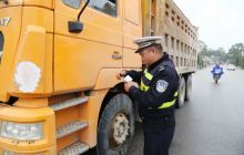 万山交警在行动，严查货车交通违法行为