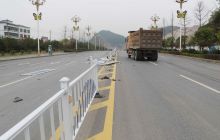 撞了东西若无其事，万山交警街边走访网监调取无藏身之处