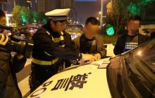 万山交警大队夜查酒驾筑牢冬季道路交通安全防线