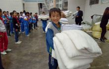 爱心棉被温暖松桃妙隘乡完小留守娃