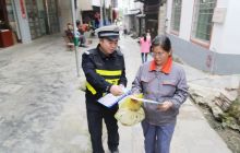 万山交警进社区开展“冬季”交通知识宣传活动