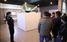 万山交警邀请驾校学员走进交通安全宣传教育体验中心参观学习