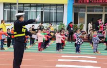 万山交警走进区第一幼儿园开展“122全国交通安全日”宣传教育活动