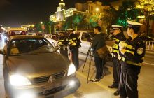 122”全国交通安全日，万山交警夜查酒驾不放松